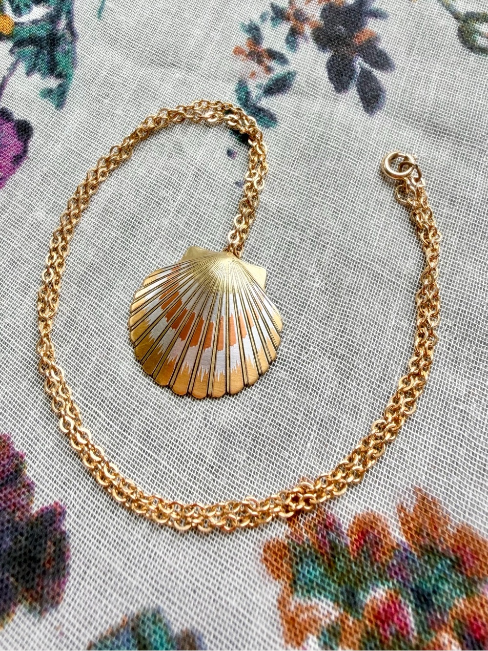 Vintage Reed & Barton Damascene Scallop Shell Pendant Necklace Gold Tone 18”